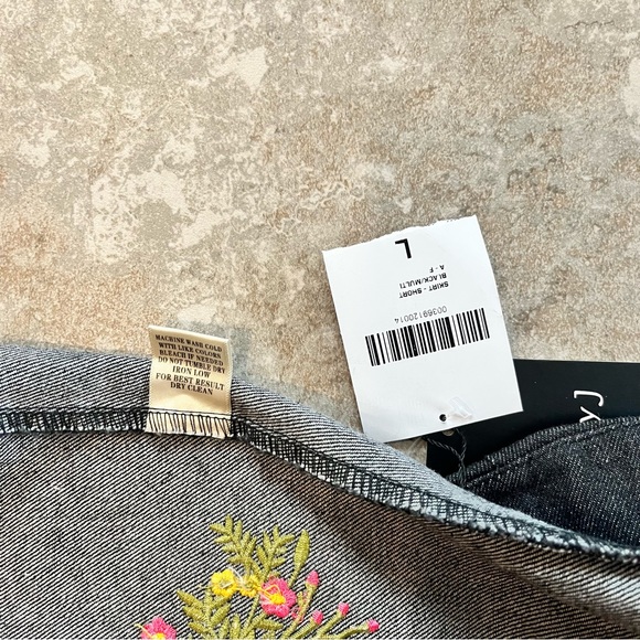 Very J Forever 21 Black Denim Floral Embroidered Skirt Size Large 100% Cotton - Picture 8 of 8